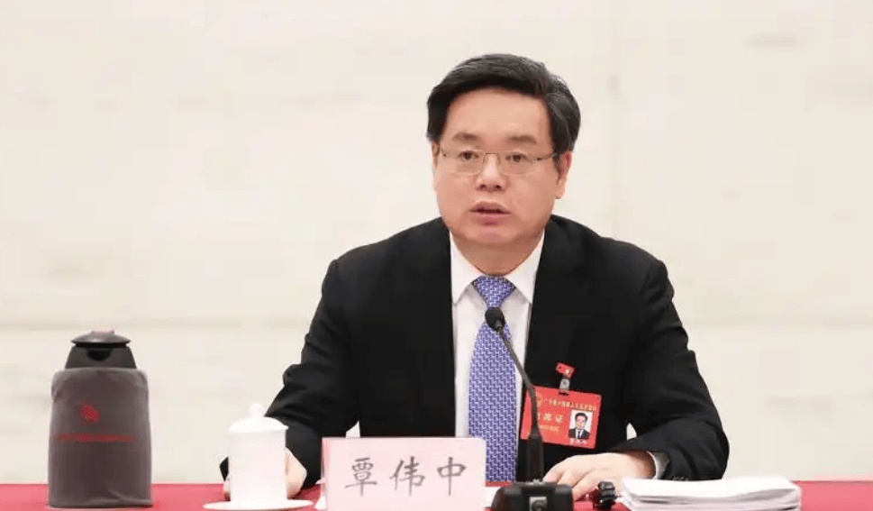 深圳市原市长覃伟中已任广东省人大常委会领导