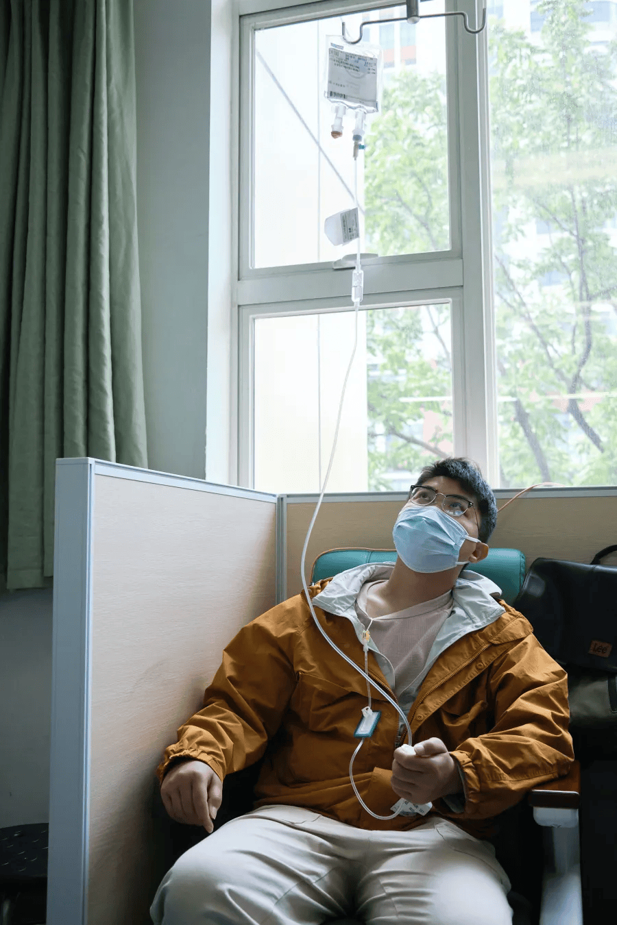 24岁中山大学博士确诊胃癌晚期,已化疗25次,每14天需往返一次广州和昆明,街坊受触动捐3万元,老师和同学发声:安心养病,别怕麻烦我们