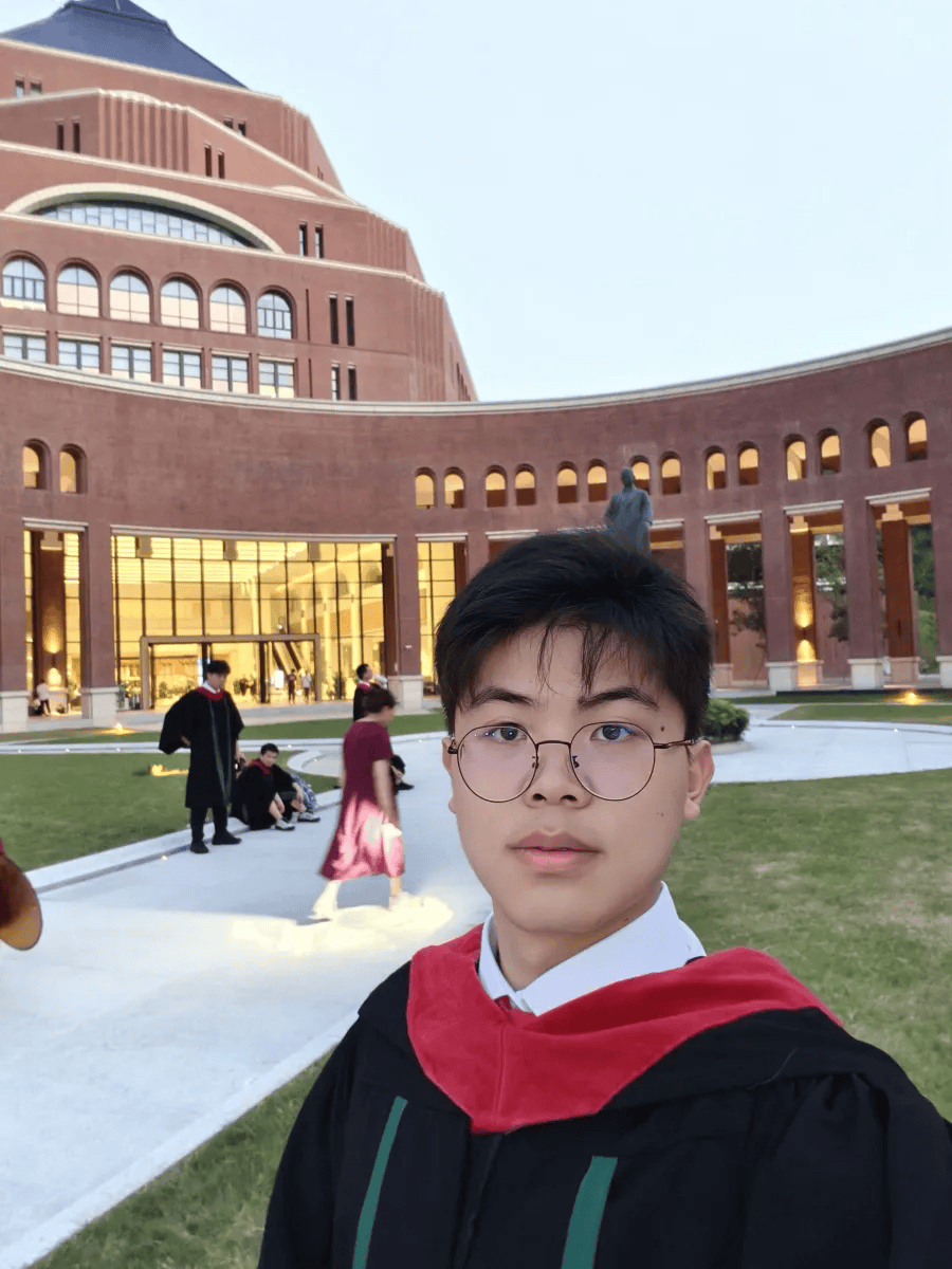 24岁中山大学博士确诊胃癌晚期,已化疗25次,每14天需往返一次广州和昆明,街坊受触动捐3万元,老师和同学发声:安心养病,别怕麻烦我们