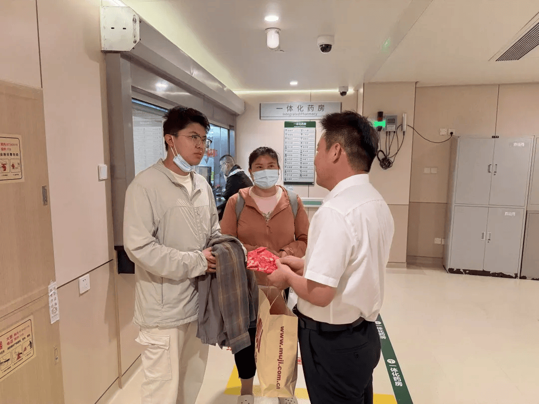 24岁中山大学博士确诊胃癌晚期,已化疗25次,每14天需往返一次广州和昆明,街坊受触动捐3万元,老师和同学发声:安心养病,别怕麻烦我们