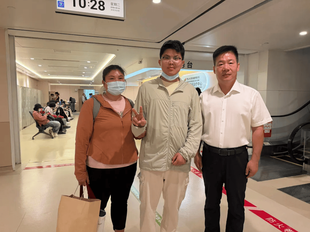24岁中山大学博士确诊胃癌晚期,已化疗25次,每14天需往返一次广州和昆明,街坊受触动捐3万元,老师和同学发声:安心养病,别怕麻烦我们