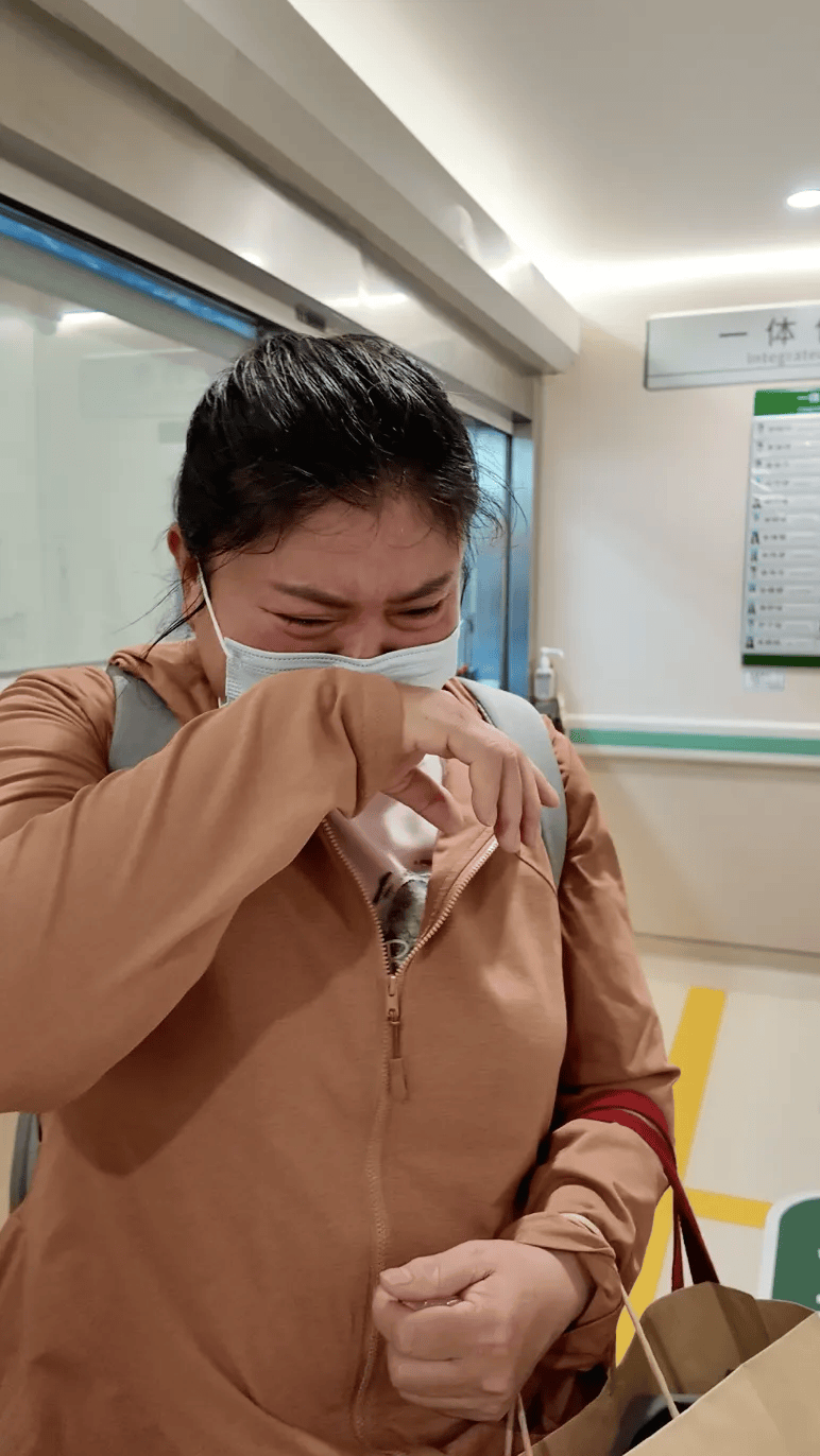 24岁中山大学博士确诊胃癌晚期,已化疗25次,每14天需往返一次广州和昆明,街坊受触动捐3万元,老师和同学发声:安心养病,别怕麻烦我们