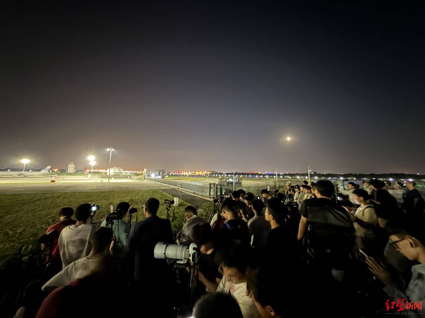 超200人凌晨蹲守双流国际机场跑道边：一个冷门爱好给2700亩公园“重新定价”