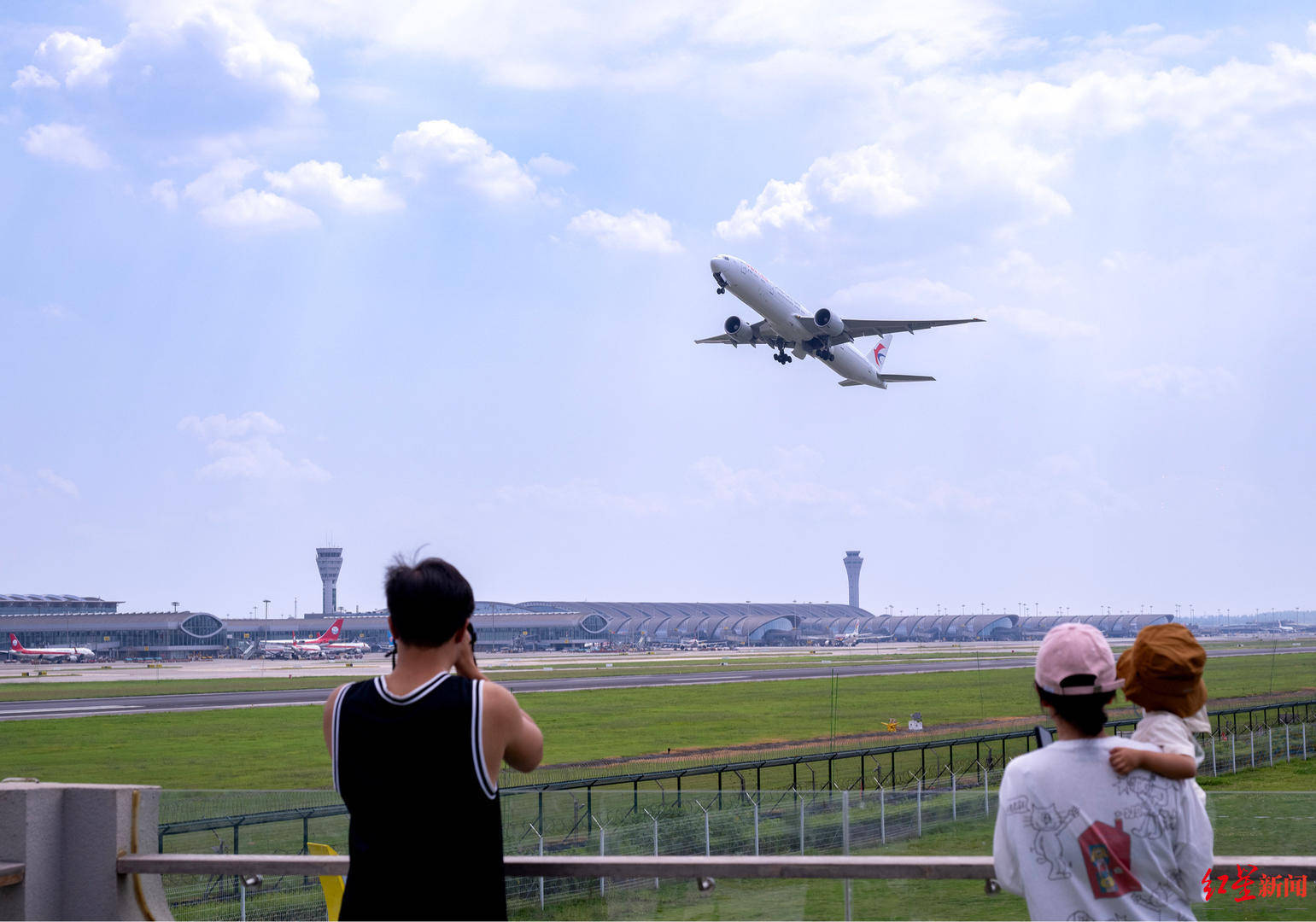 超200人凌晨蹲守双流国际机场跑道边:一个冷门爱好给2700亩公园“重新定价”