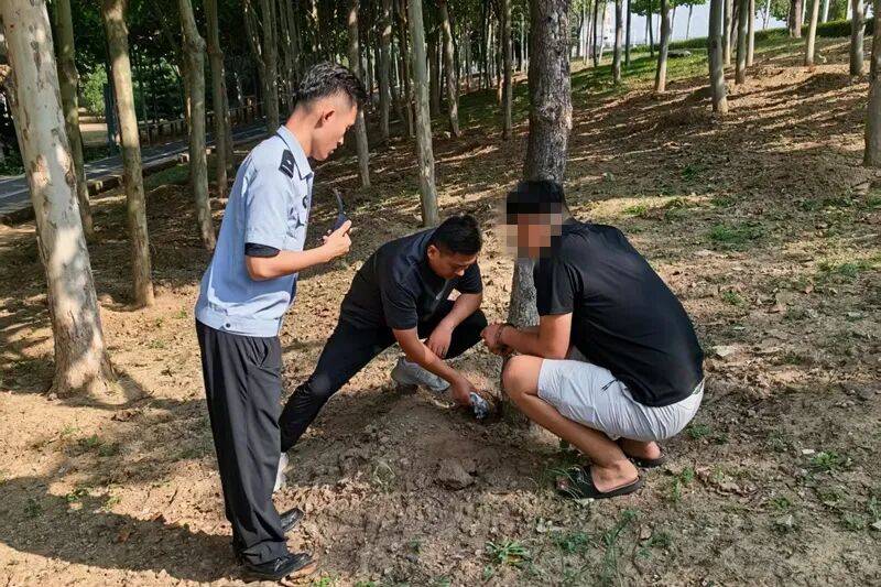男子留宿4个同事忍不住炫耀2万元,深夜发现钱不见了!警方查明