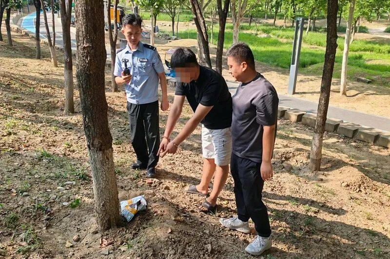 男子留宿4个同事忍不住炫耀2万元,深夜发现钱不见了!警方查明