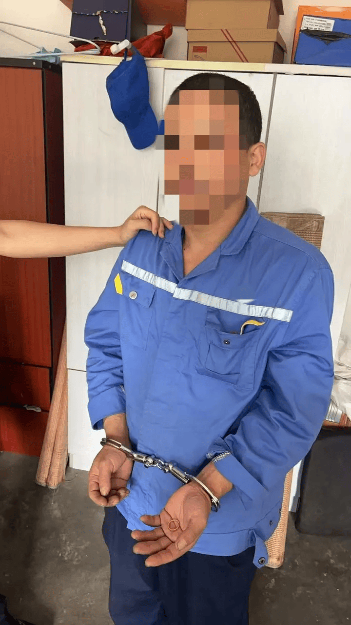 女子凌晨1点夜跑回家,客厅竟站着一名戴口罩的陌生男子……同一小区,也有人报警