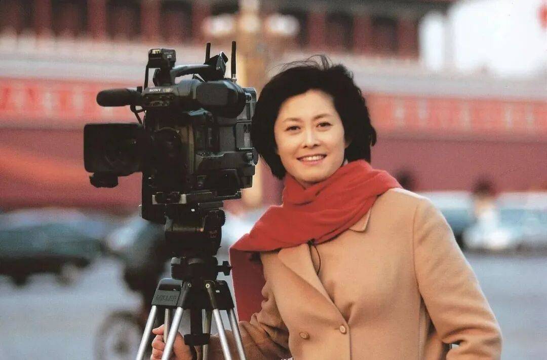 敬一丹告别仪式在北京八宝山举行:东方时空栏目组敬献花圈,“金龟子”王宁夫妇现场送别