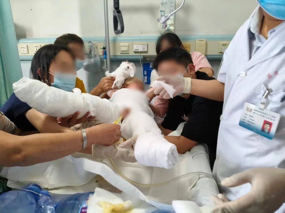 “妈妈我痛死了，医不好了我们回去吧”，福建2岁女童被独自留置浴室，因好奇误触水龙头，遭70℃热水淋烫2分钟，致全身大面积重度烫伤