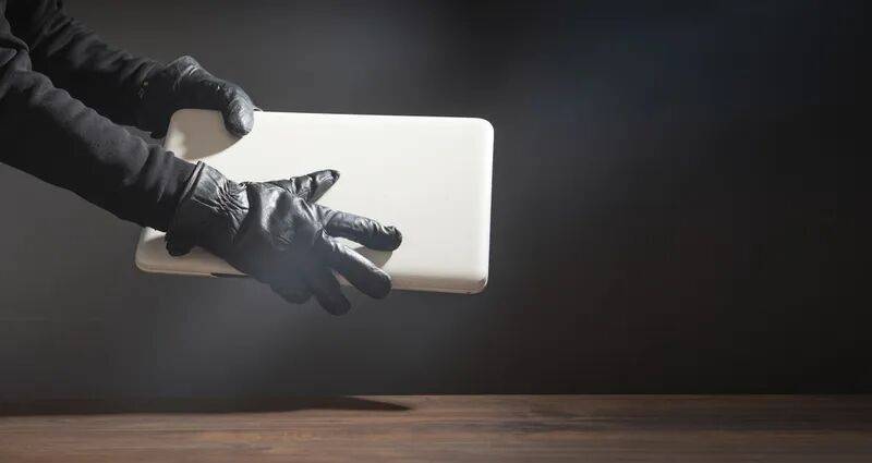 “有内鬼”!深圳一公司主管被抓!长年肆意挥霍!法院:判刑四年半,罚赔近400万元