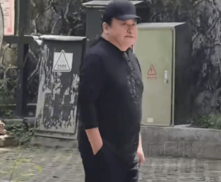 刘欢去世,单位讣告透露最后遗愿,吉克隽逸头像已变黑;一年前女儿结婚,今年1月最后一次公开演出;曾透露自己得了“股骨头缺血性坏死”