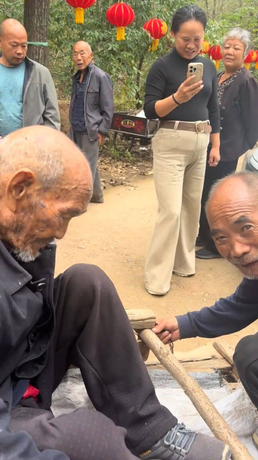 河南洛阳72岁儿子用架子车拉92岁父亲，走十里路看豫剧感动网友，村干部：老人腿脚不便，儿子天天伺候