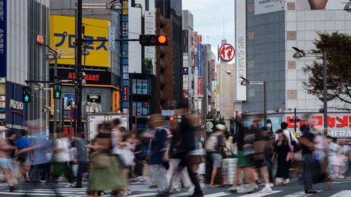 “取消吃饭”的日本年轻人，正替日本扛下GDP排名下滑的代价
