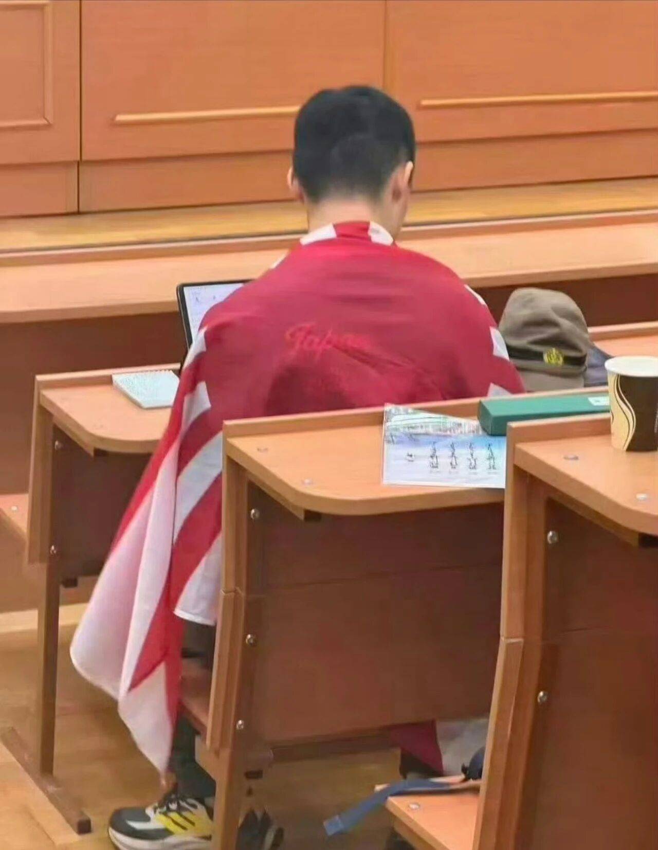 披旭日旗中国留学生已被遣返，校方称将开除