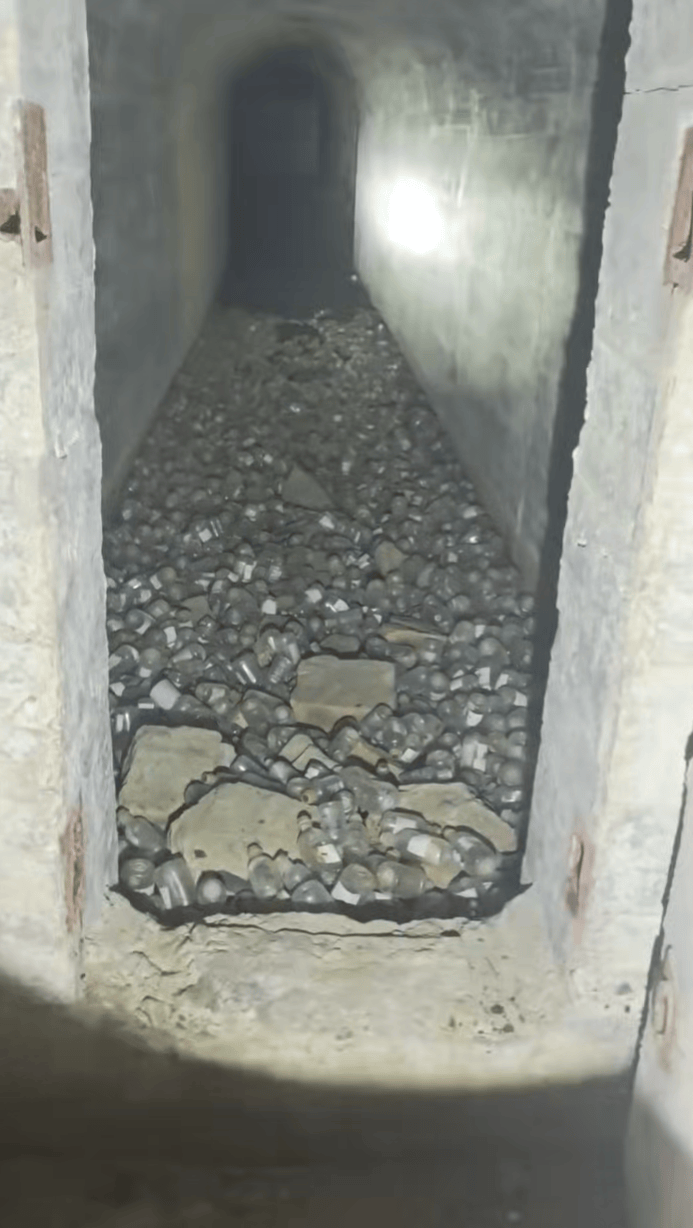 山东烟台一废弃防空洞内发现大量医用塑料输液瓶，疑似被随意遗弃；当地相关部门：将实地勘查清点数量，随后将洞门封闭