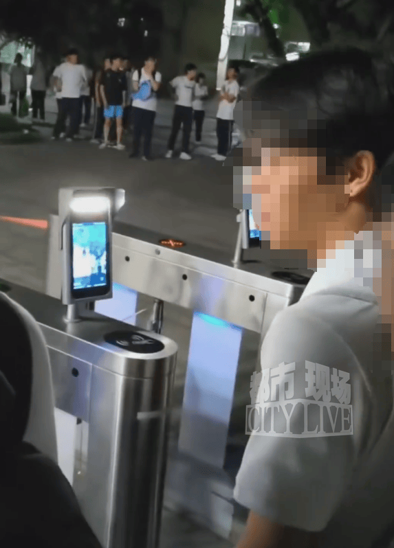 “广西梧州一中学老师阻止学生离校,并在校门口破口大骂”,校方通报:情况属实