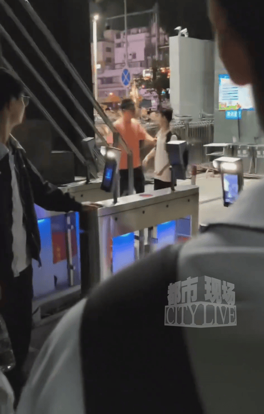 “广西梧州一中学老师阻止学生离校,并在校门口破口大骂”,校方通报:情况属实