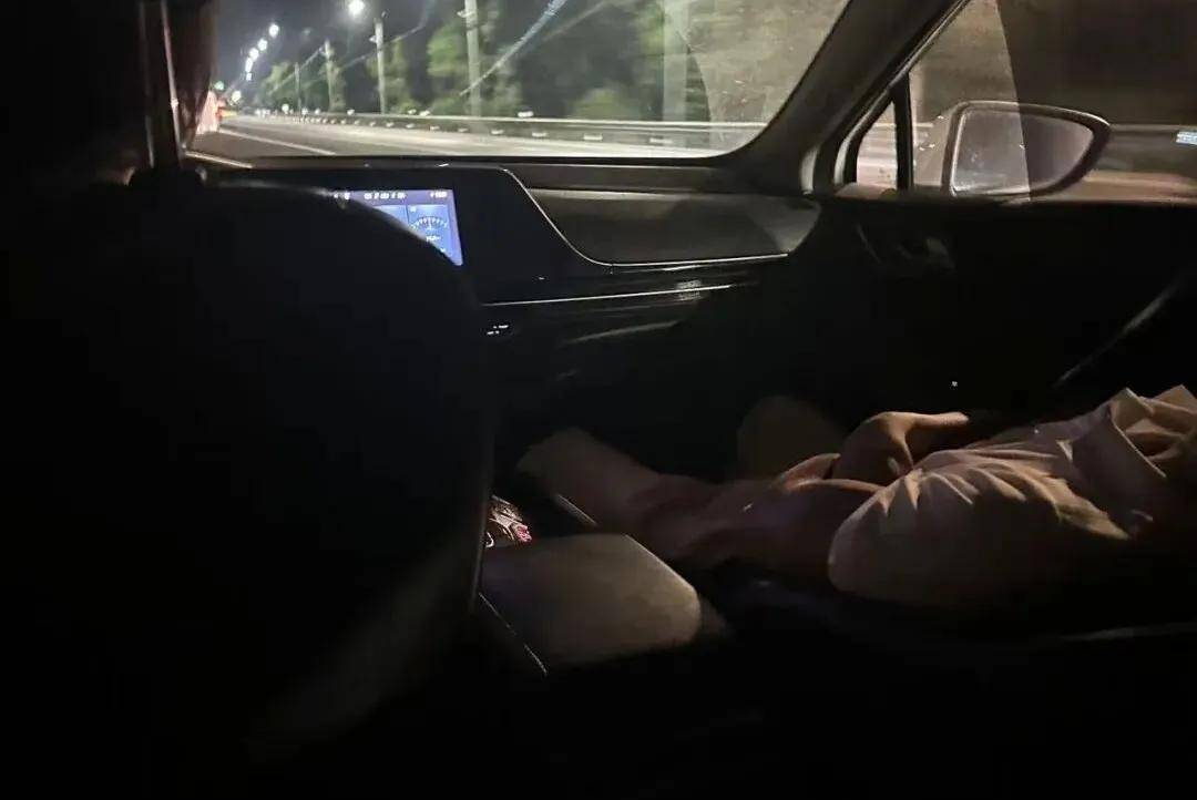 女子打顺风车从上海回杭州,司机半路称困竟让乘客开车并承担68元高速费,车费全额收取,平台致歉退款