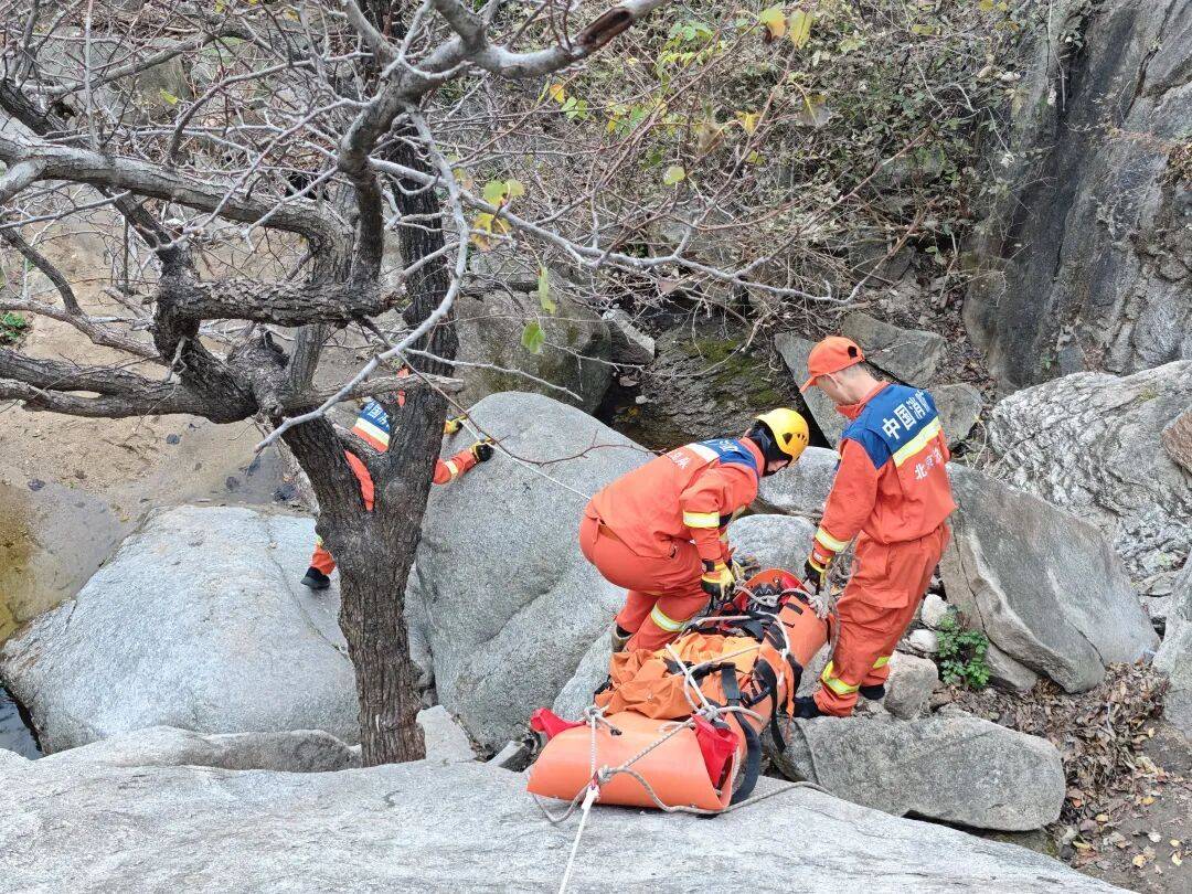 驴友群相约爬野山，女子失足坠下7米悬崖！怀柔消防历经9小时艰难救援