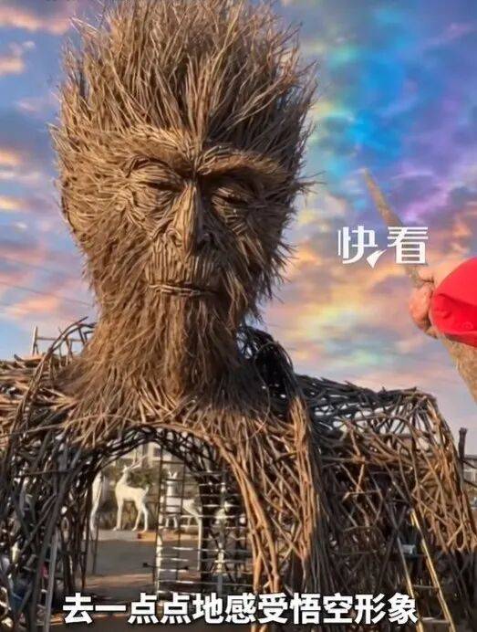山东“80后”男子耗时2个多月，用树枝搭建巨型“齐天大圣”，网友：一眼梦回童年……