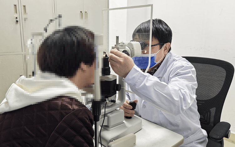 56岁奶奶每天等孙子孙女睡着后关灯刷手机到凌晨，视力严重受损仅剩0.1