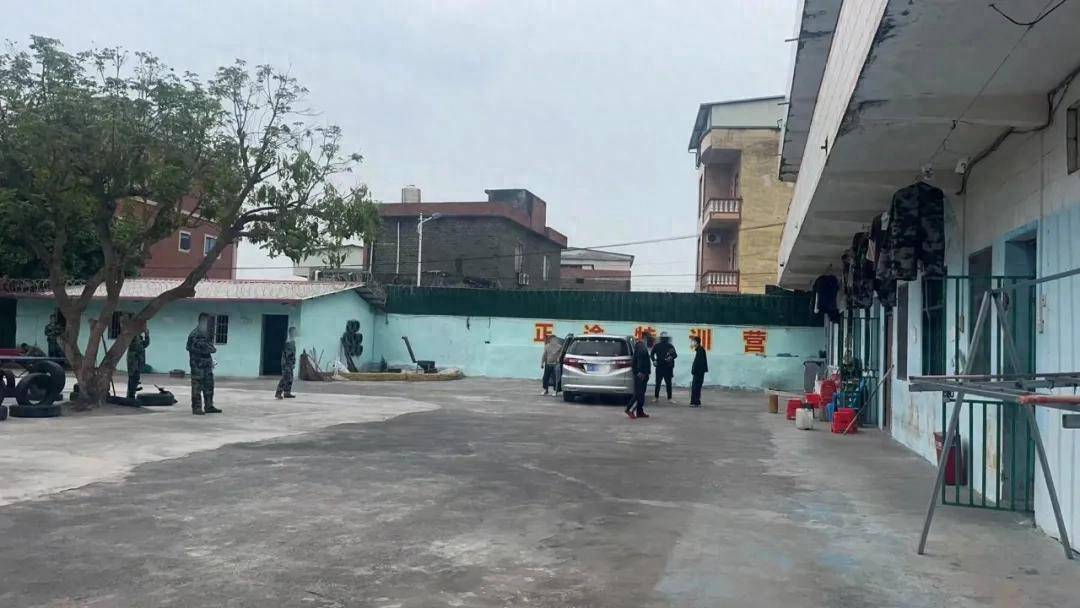 “被警棍追打，夜里绑在铁架床上”，14岁少年特训学校矫治网瘾，遭虐待双腿骨折学校隐瞒，医生发现异常果断报警