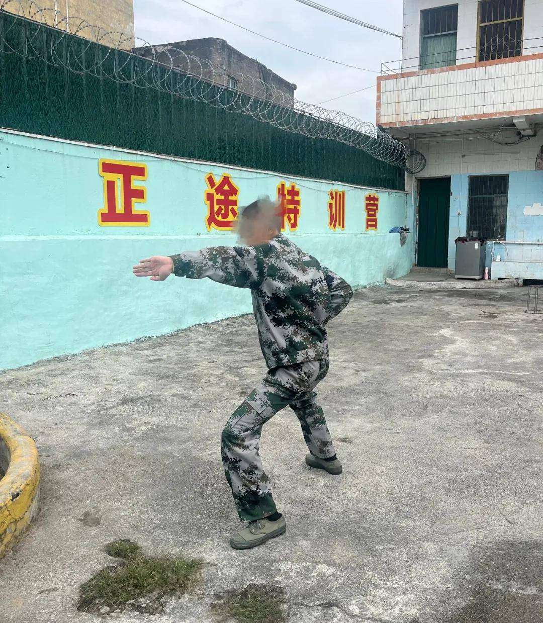 “被警棍追打，夜里绑在铁架床上”，14岁少年特训学校矫治网瘾，遭虐待双腿骨折学校隐瞒，医生发现异常果断报警