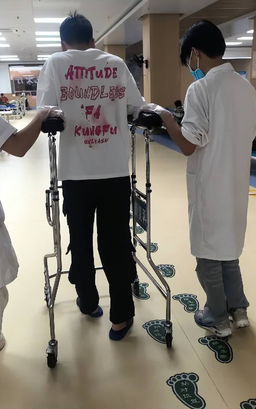 “被警棍追打，夜里绑在铁架床上”，14岁少年特训学校矫治网瘾，遭虐待双腿骨折学校隐瞒，医生发现异常果断报警
